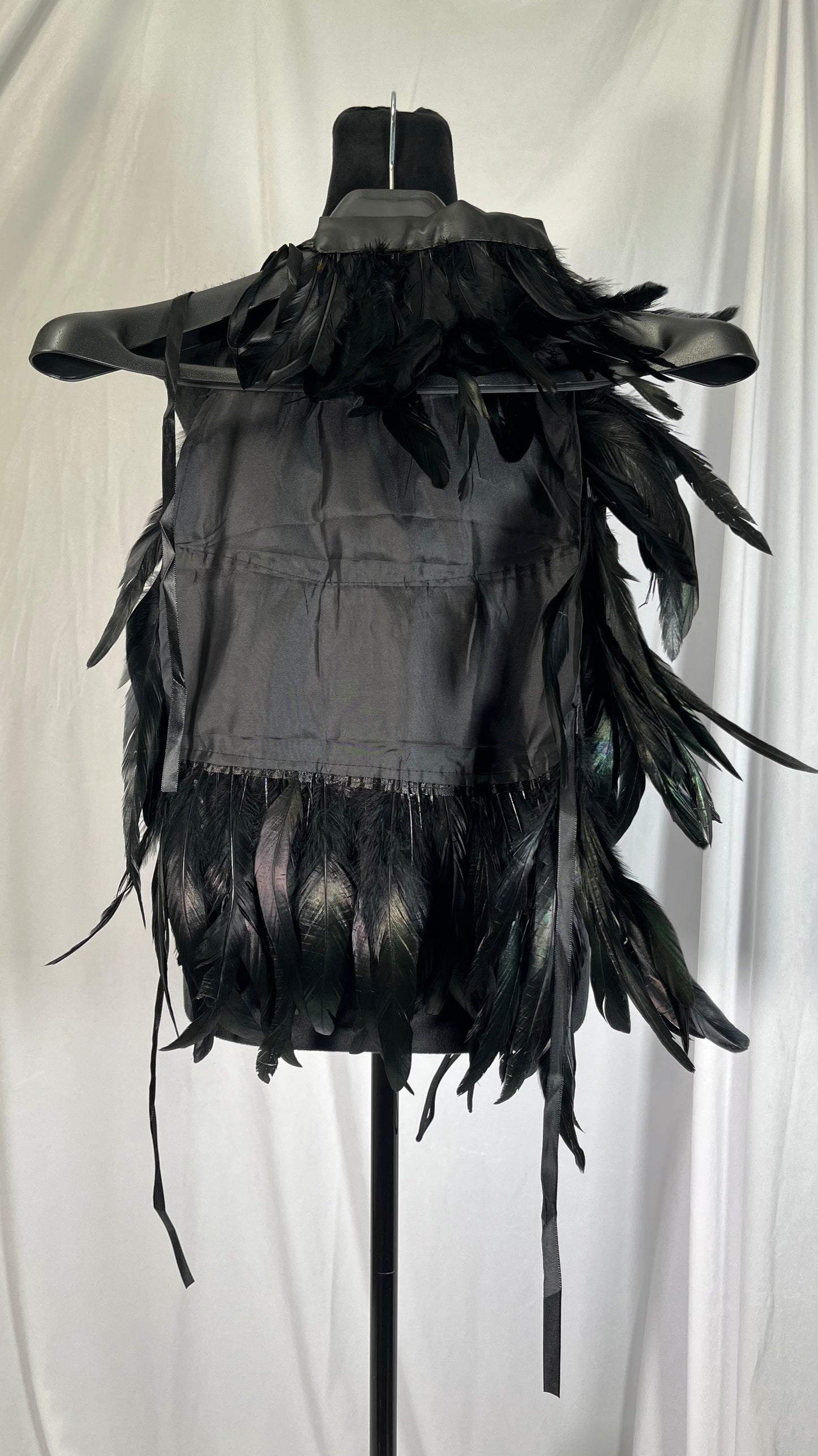 Short black feather cape Size No
