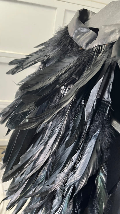 Short black feather cape Size No