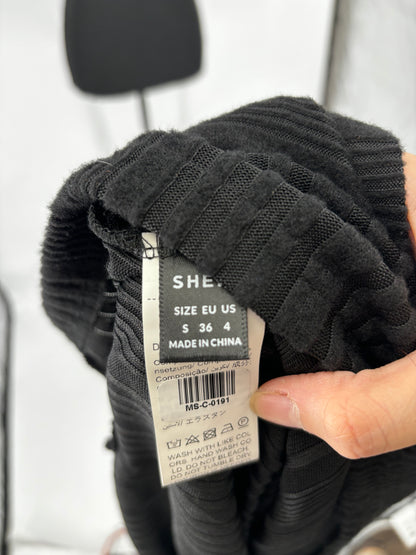 Women’s Black Sleeveless Knit Sweater size s