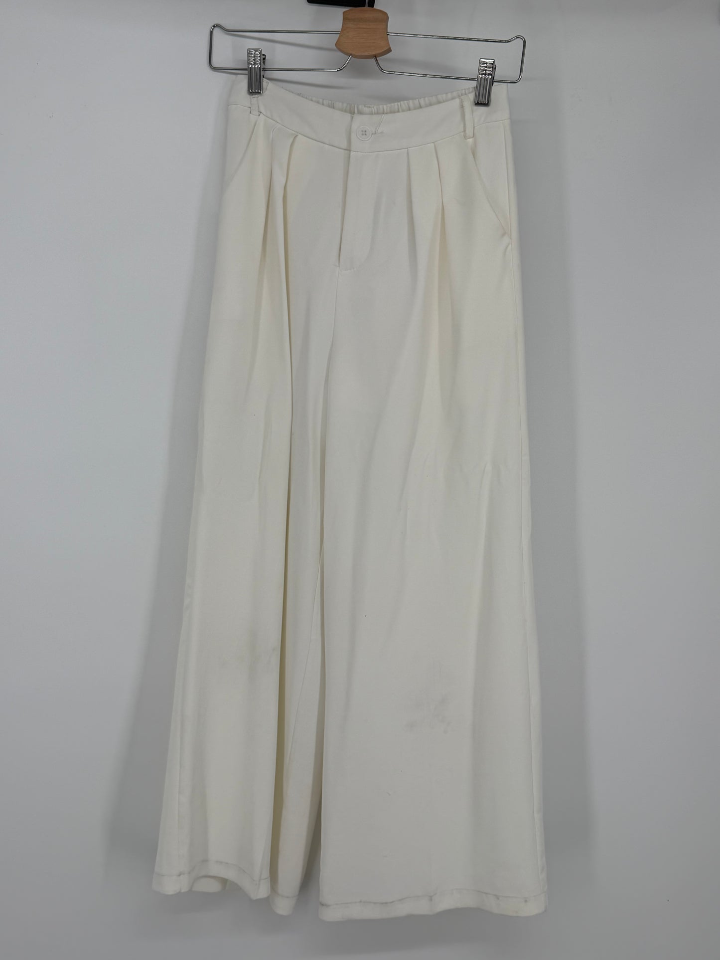 Women’s White Loose Fit Pants – Estimated Size S–M