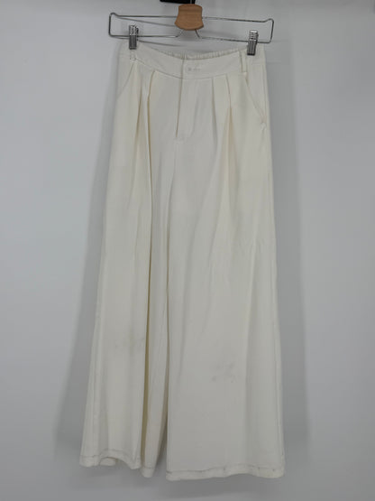 Women’s White Loose Fit Pants – Estimated Size S–M