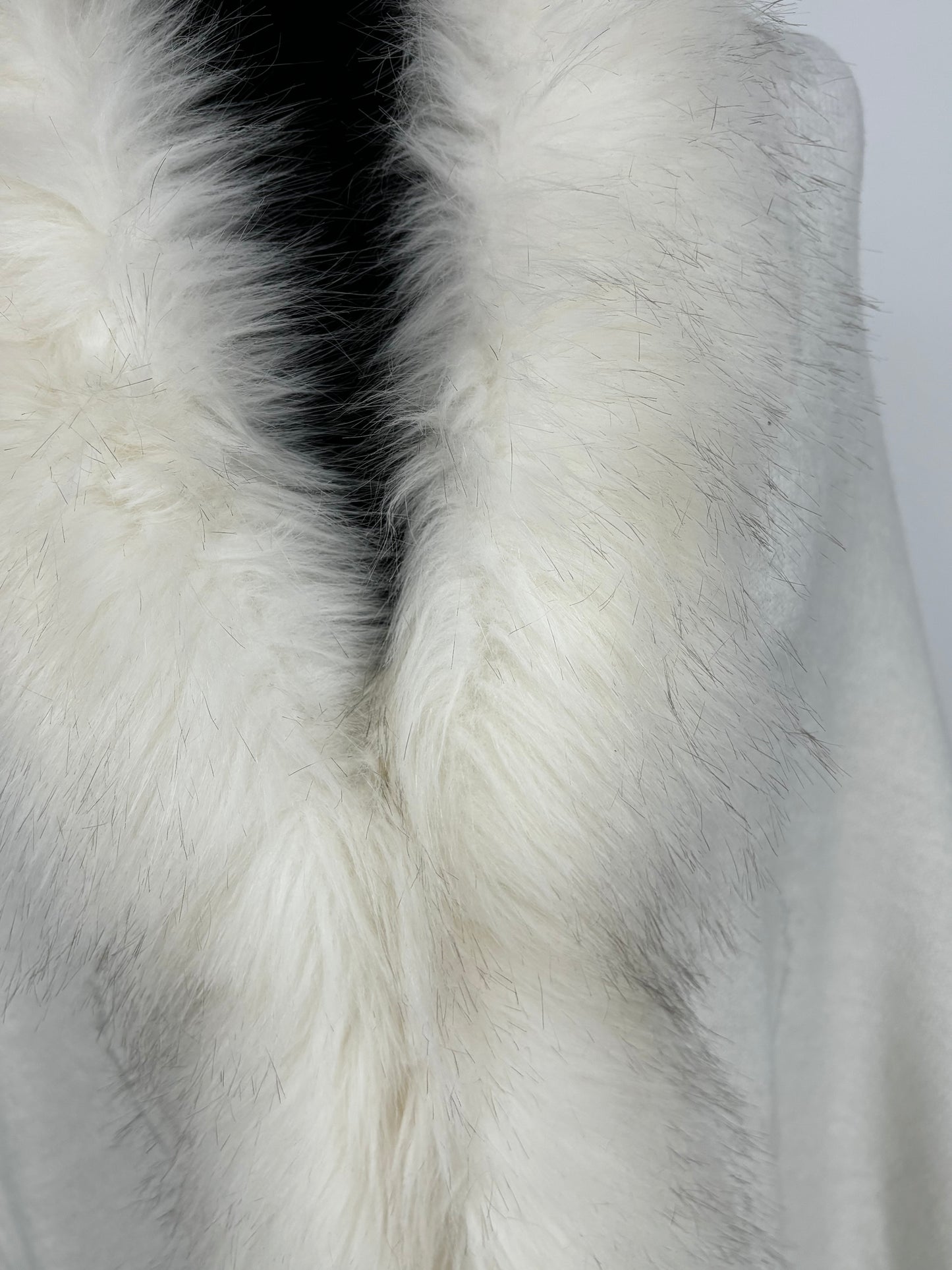 Women’s White Faux Fur Shawl size no