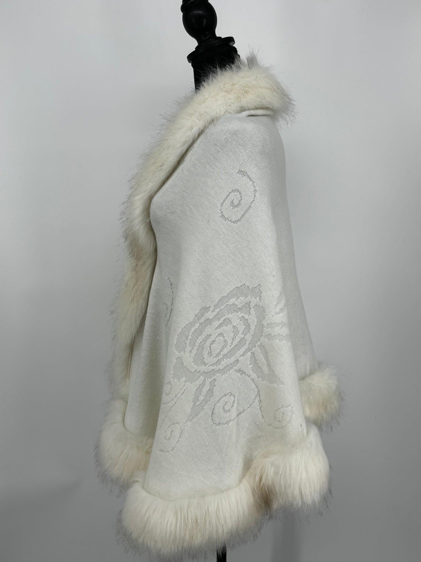 Women’s White Faux Fur Shawl size no