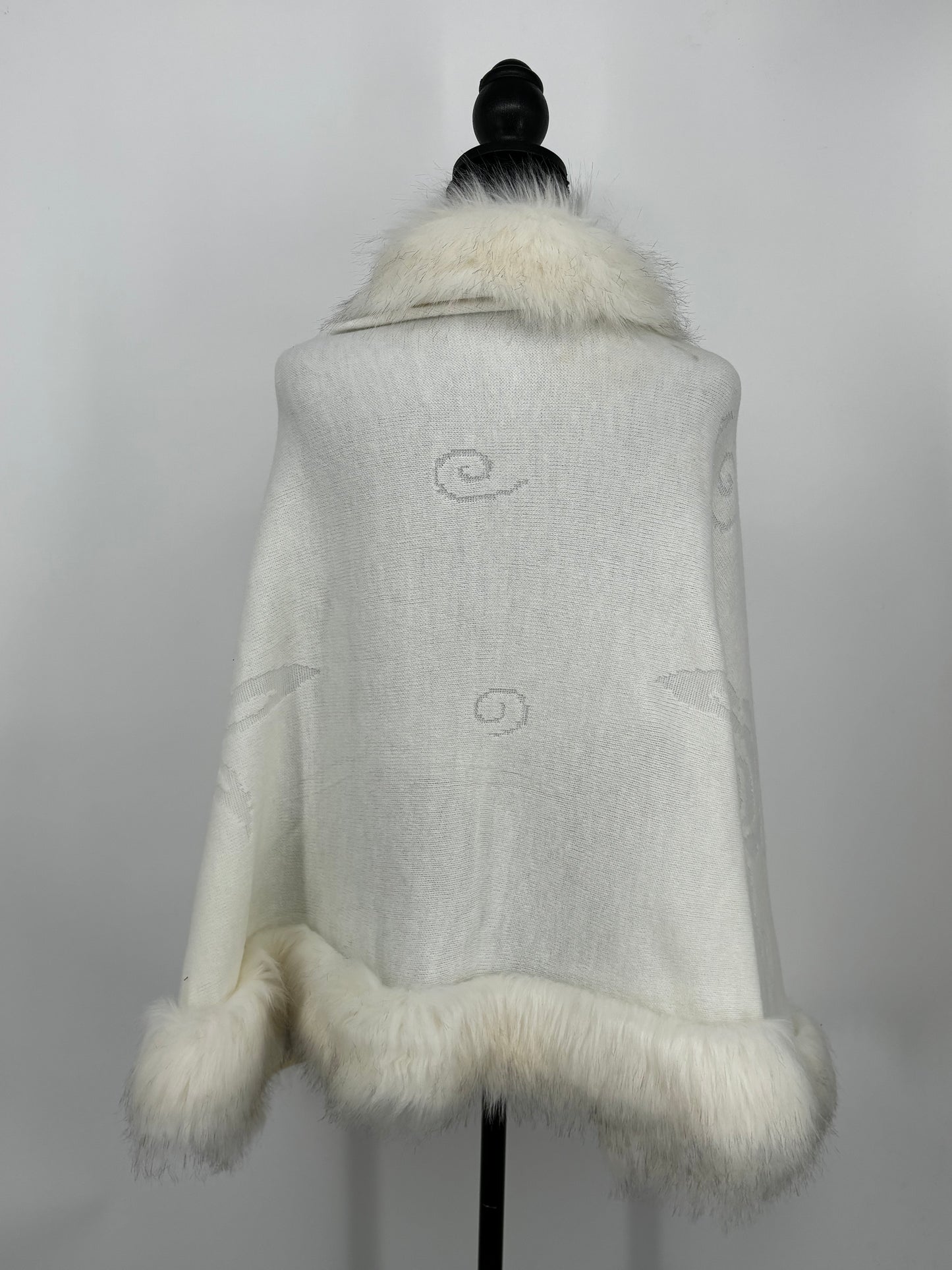 Women’s White Faux Fur Shawl size no