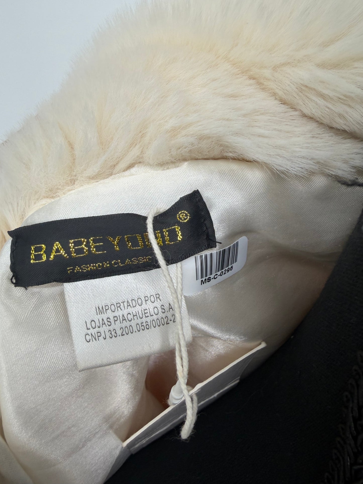 Babe Women's Cream/White Faux Fur Shawl