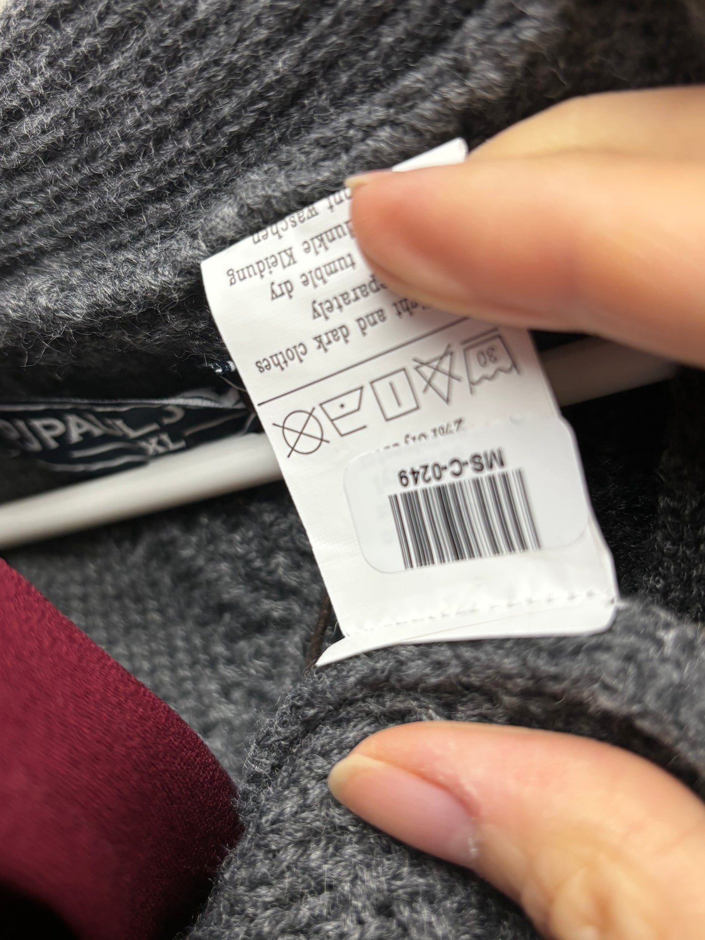 Men’s Gray V-Neck Knit Vest size xl