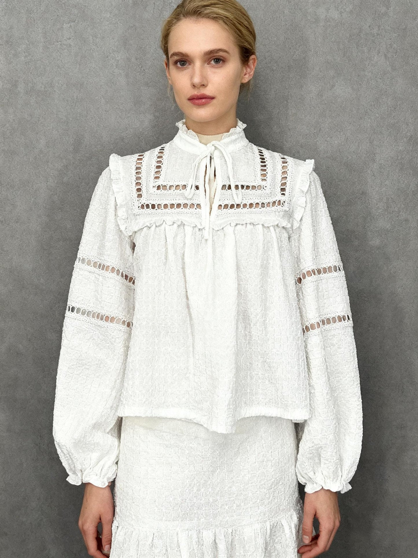 Women’s White Vintage Bell Sleeve Blouse size xs
