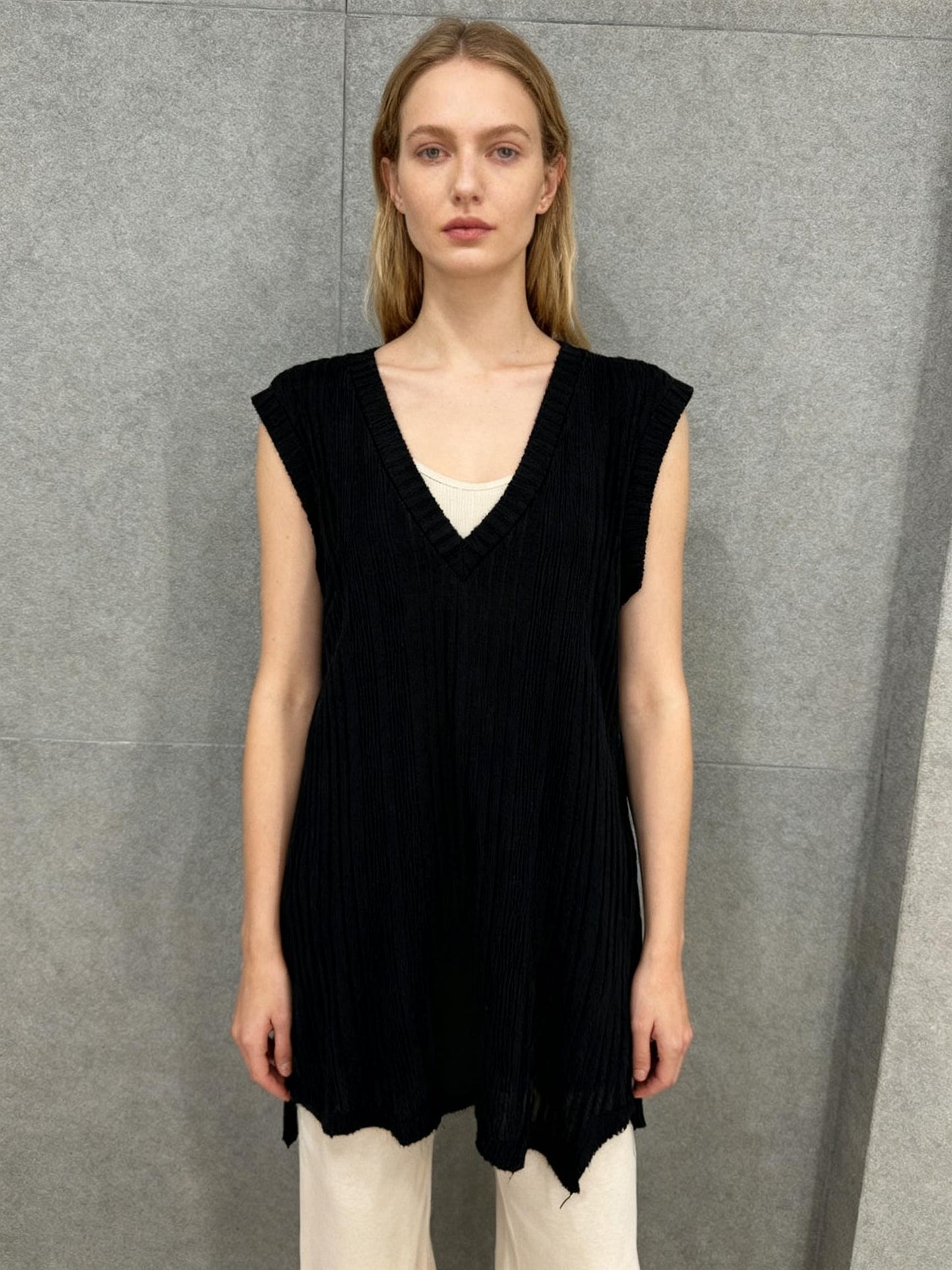 Women’s Black Sleeveless Knit Sweater size s