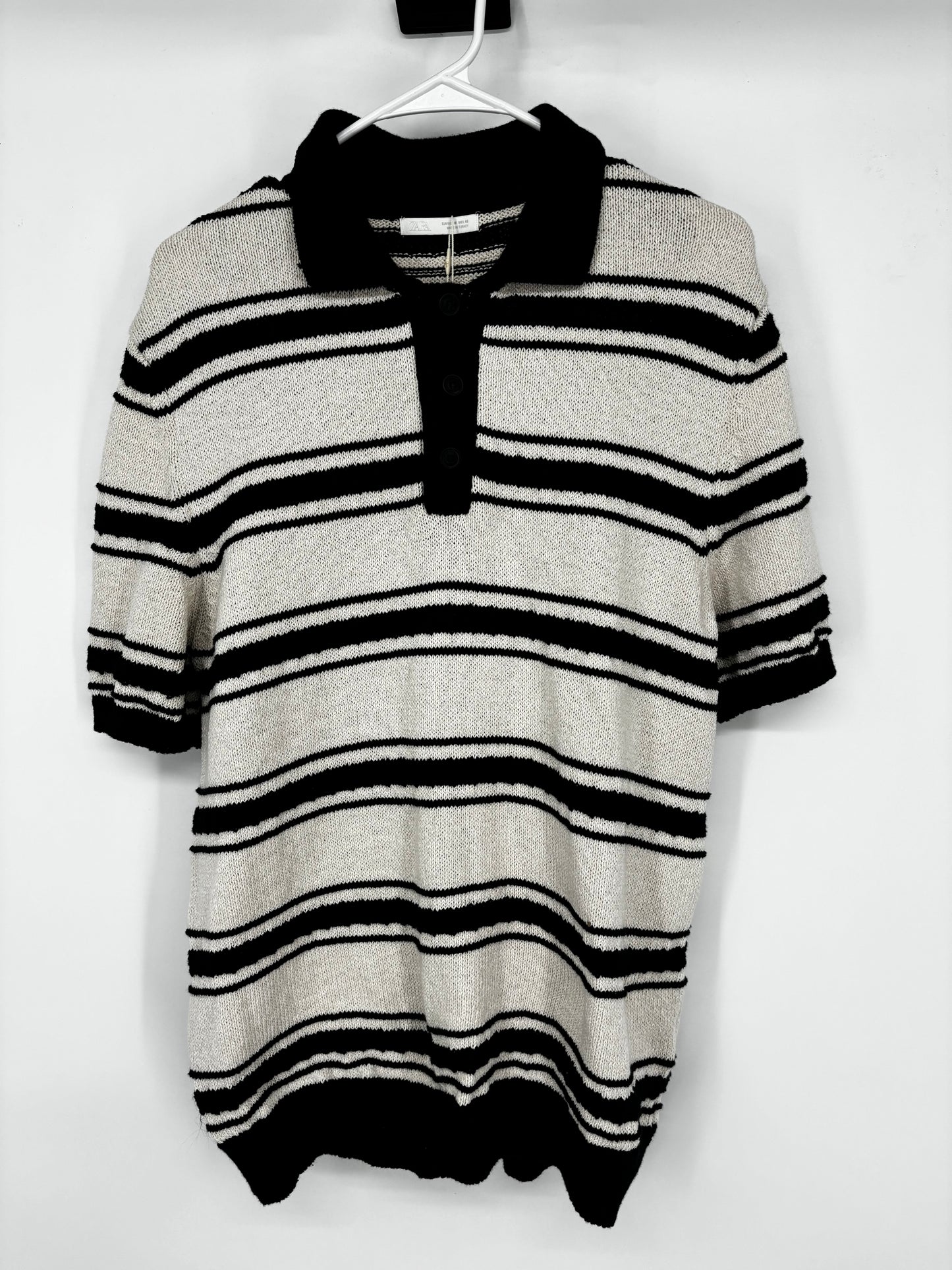 Men’s Black and White Striped Polo Shirt – Size M, Relaxed Fit