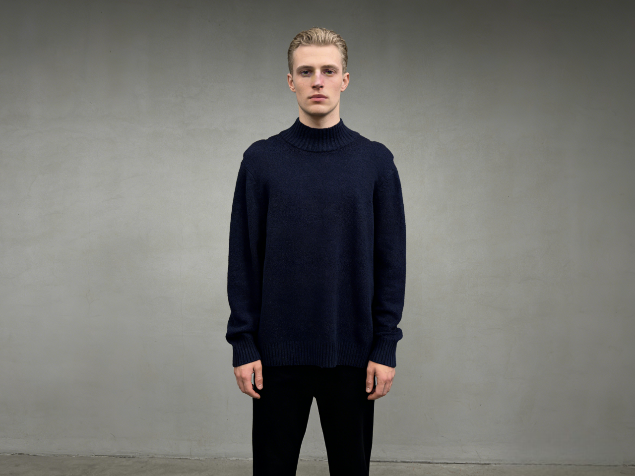 Amazon Essentials Men’s Dark Blue Turtleneck Sweater size L