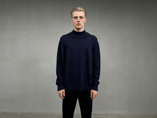 Amazon Essentials Men’s Dark Blue Turtleneck Sweater size L